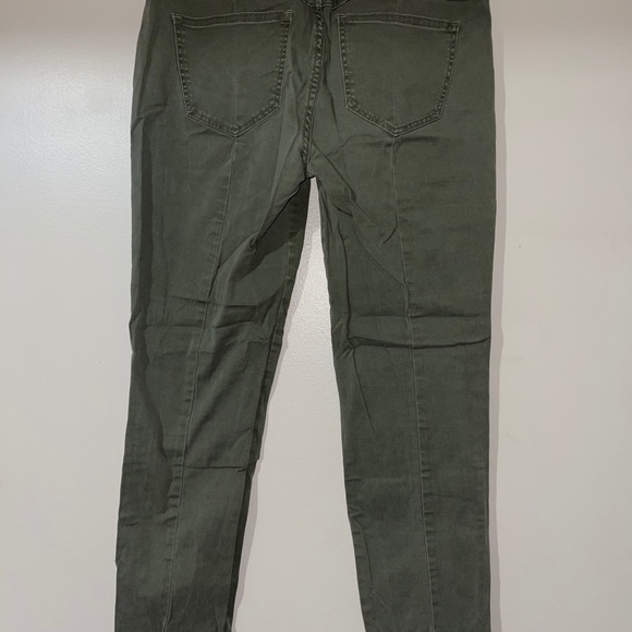 Cargo-style jeans. - Picture 6 of 9